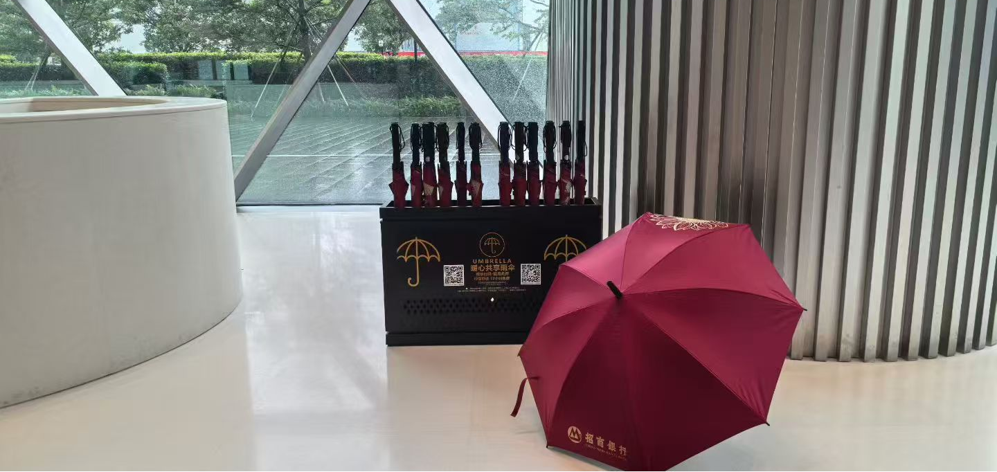 雨天酒店大堂的共享雨伞机